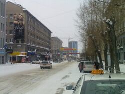 Вид улицы от Красного проспекта. Слева — гостиница «Центральная»