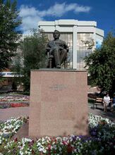 Памятник Льву Гумилёву на территории Евразийского национального университета имени Гумилёва в Астане