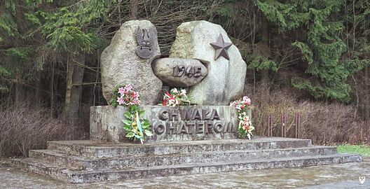 Памятник бойцам 1-й танковой бригады на кладбище в селе Ленжице  (польск.) (рус.