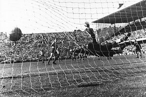 Нильс Лидхольм забивает гол в ворота Антонио Карбахаля на ЧМ-1958