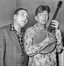 На съёмках сериала «Жизнь Рили», 1957 год. Холлоуэй справа, с банджо.