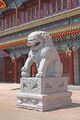 Каменный лев у ворот в Запретный город, Пекин, Китай