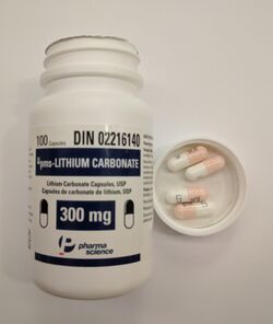 Типичный препарат лития, карбонат лития, в форме растворимых капсул
