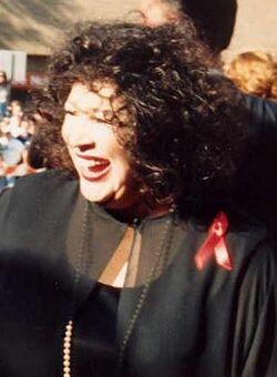 Лиз Торрес в 1994 году на церемонии «Эмми»