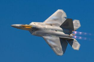 F-22 — первый в мире принятый на вооружение истребитель пятого поколения в США