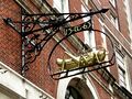 Инициалы Грешема и его герб в виде золотого кузнечика Ломбард стрит (Лондон)