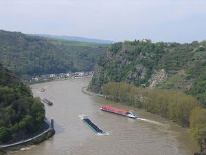 Вид на скалу Лорелея, образующую самое узкое и опасное место в среднем течении Рейна