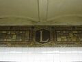 Мозаичный орнамент в виде буквы L под потолком