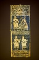 Инкрустированная перламутром, лазуритом и сердоликом доска для игры, найденная в гробнице PG 1332, Царское кладбище Ура