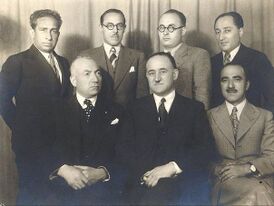 Али Азертекин (стоит второй справа) среди азербайджанских политических эмигрантов, Стамбул, 1930-ые годы