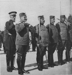 Адмирал Гепрат вручает награды сербским офицерам в Салониках в 1916 году