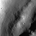 Фрагмент борозды в северо-западной части чаши кратера Гумбольдт. Снимок зонда Lunar Reconnaissance Orbiter, ширина снимка около 1000 м.]