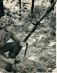 Морской пехотинец готовится к выстрелу из винтовки M1 Garand с гранатой М31