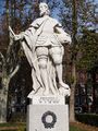 Скульптура короля Фердинанда I Кастильского в сквере на Пласа де Ориенте