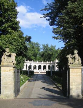 Фонтан сказок, главный вход. Фото 2009 года