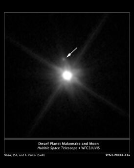 Изображение планеты Макемаке и её спутника, полученное с телескопа Хаббла