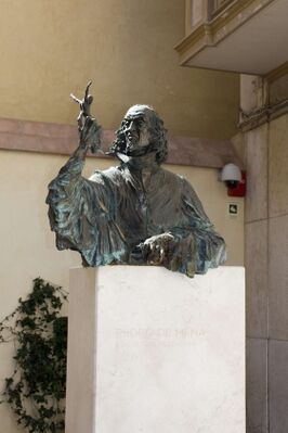 Бюст Педро де Мены, установленный в Малаге рядом с его домом на улице Афлигидос