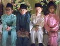 Малайские дети в национальном костюме «Баджу мелайю»