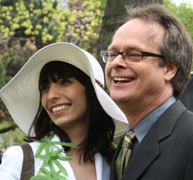 Марк Эмери со своей женой Джоди на «Конопляном марше» в Торонто.