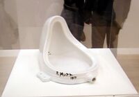 Марсель Дюшан, «Фонтан», 1917; 1964 artist-authorized replica made by the artist’s dealer, Arturo Schwarz, based on a photograph by Alfred Stieglitz. Porcelain, Tate Modern, London