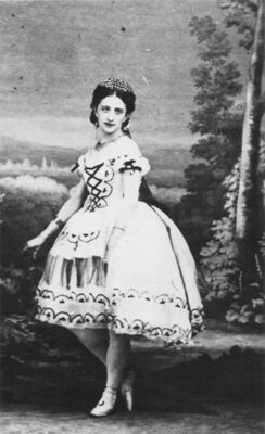 Марфа Муравьёва в роли Немеи, фотография Адольфа Диздери, Париж, 1864.