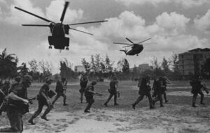 Морские пехотинцы США дислоцируются в отеле LZ 12 апреля 1975 г.