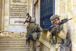 Бойцы 7-го полка 1-й дивизии морской пехоты штурмуют дворец Саддама Хусейна
