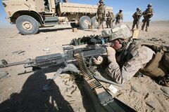 Американский военнослужащий ведёт огонь из M240, установленного на треножном станке. Афганистан, 2008 год