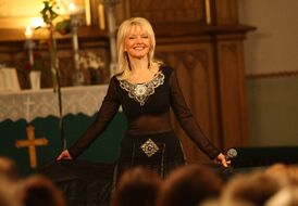 Марью Ляник на своём юбилейном концерте в Тартуской Петровской церкви, 2007 год