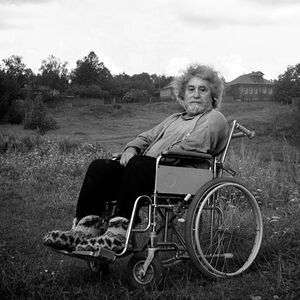 Художник Марлен Шпиндлер, прикованный к инвалидному креслу после инсульта, случившегося с ним в 1994 году.