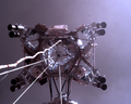 Снимок «Небесного крана» с «Персеверанс» во время посадки на Марс. Пламя из сопел не видно, но на фото двигатели работают.