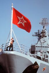 Гюйс-шток с гюйсом ВМФ СССР, на ракетном крейсере «Маршал Устинов».