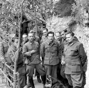 Иосип Броз Тито (первый справа) и его соратники в Дрваре, 14 мая 1944 года