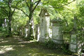 Старые надгробия на кладбище Святого Марка