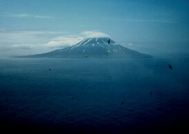 Вид на вулкан с острова Райкоке (снимок 7 февраля 2007 года)