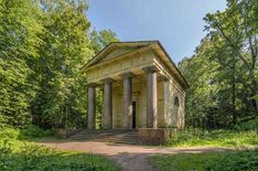 Mausoleum to Husband-Benefactor in Pavlovsk Park 01.jpg