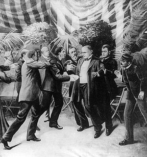 Леон Чолгош стреляет в президента Мак-Кинли. Рисунок, 1905 год.