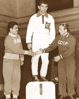 Михаил Шахов (справа) — бронзовый призёр Олимпийских игр 1956 года.