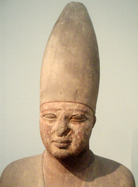 Голова статуи Ментухотепа III в образе Осириса. Восстановлена фараоном XIX династии Мернептахом, который надписал её своим именем, стерев прежнее. Изготовлен из песчаника в Гермонтисе. Музей изящных искусств, Бостон