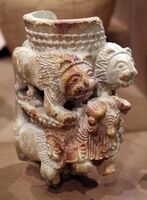 Фрагмент сосуда с изображением обнажённого героя, быков и львов из Телль-Аграба. Джемдет-Наср—РД, 3000-2600 до н. э.