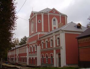 Консультативный корпус Больницы им. Яковенко, в центре бывшая водонапорная башня. Здесь размещалась квартира в которой гостил К.С. Малевич у своего тестя М. Рафаловича