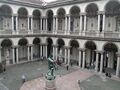 Внутренний двор палаццо Брера в Милане.