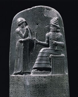 Царь Хаммурапи (слева) и солнечный бог Шамаш (рельеф верхней части столба Свода Законов), Лувр