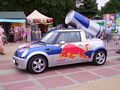 BMW Mini в корпоративной раскраске Red Bull как элемент уличного маркетинга и проведения рекламных кампаний