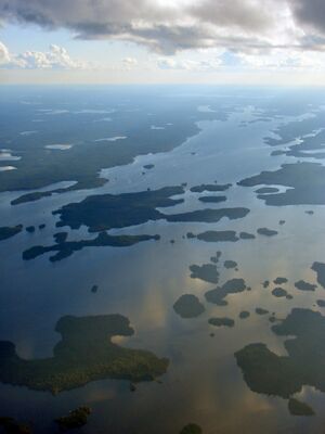 Вид с воздуха на озеро Миннитаки, которое в среднем течении пересекает Инглиш-Ривер