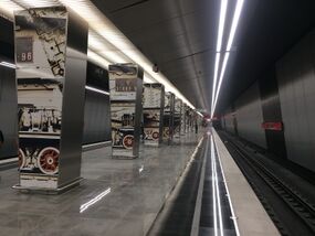 Minskaya station - platform (1).jpg