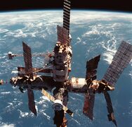 Станция «Мир» 12 июня 1998 снимок сделан во время миссии шаттла Дискавери