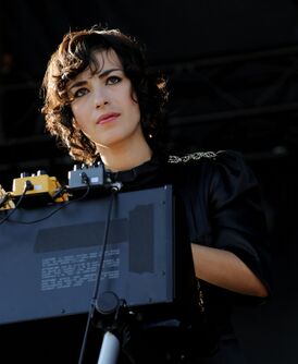 Мира Аройо во время выступления Ladytron на «Ottawa Bluesfest» (5 июля 2008)