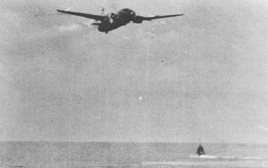 Бомбардировщик «Мицубиси» под командованием Такудзо Ито идёт в атаку на «Лексингтон»