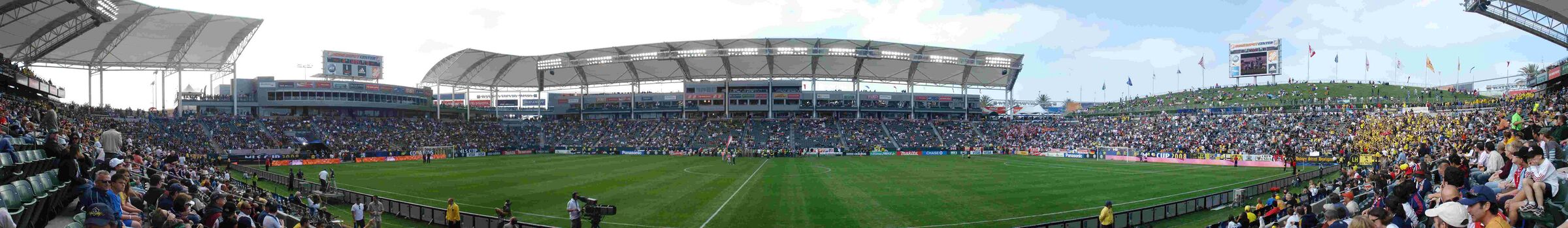 Панорама стадиона «Стабхаб Сентер» во время финального матча за Кубок MLS 2008.